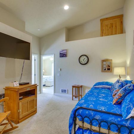 Quiet Waterfront Escape With Hot Tub And Beach Access! Gold Beach Exteriér fotografie